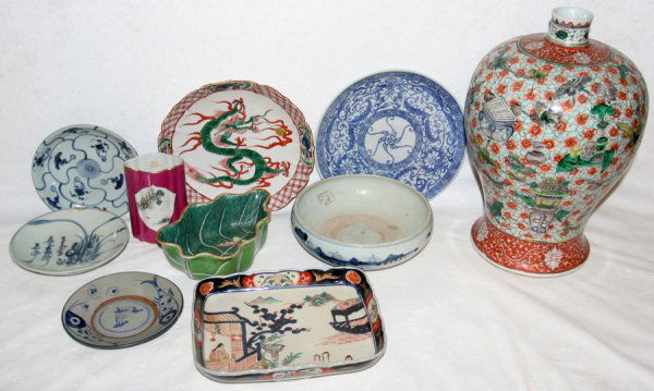 CHINESE & JAPANESE CERAMIC GROUPING, 10 PCS: CHINESE & JAPANESE CERAMIC GROUPING, TEN PIECES, 19TH-20TH C.:Including 1 Chinese bowl with fish design, 19th c., Dia.5"; 1 Japanese bowl with fishnet and floral design, 19th c., Dia.6"; 1 Japanese bl
