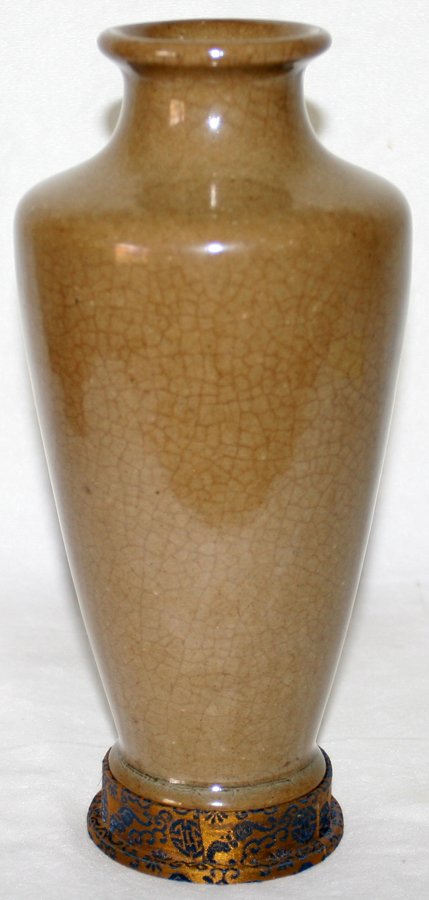 CHINESE CELADON GLAZED CERAMIC VASE, H 10",: CHINESE CELADON GLAZED CERAMIC VASE, H 10", DIA 4 3/4":A short neck above broad shoulders and tapering sides, with crackle glaze. Includes a silk wrapped base and a fitted box. Measures H.9 3/4", Dia.