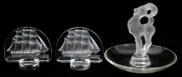 LALIQUE "RAM" RING HOLDER & CLIPPER SHIPS, 3PCS: LALIQUE "RAM" RING HOLDER & CLIPPER SHIPS, 3 PCS. TOTAL:Includes a ring holder with ram in center, H 3"; and two clipper ships, H 2".