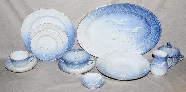 BING & GRONDAHL 'SEAGULL' DINNER SERVICE, 136 : BING & GRONDAHL 'SEAGULL' DINNER SERVICE, 136 PIECES:Porcelain service includes 17 dinner plates, Dia.10", 15 salad plates, Dia7 1/2", 15 bread plates, Dia.6", 12 cream soup bowls with 11 lids and 11 