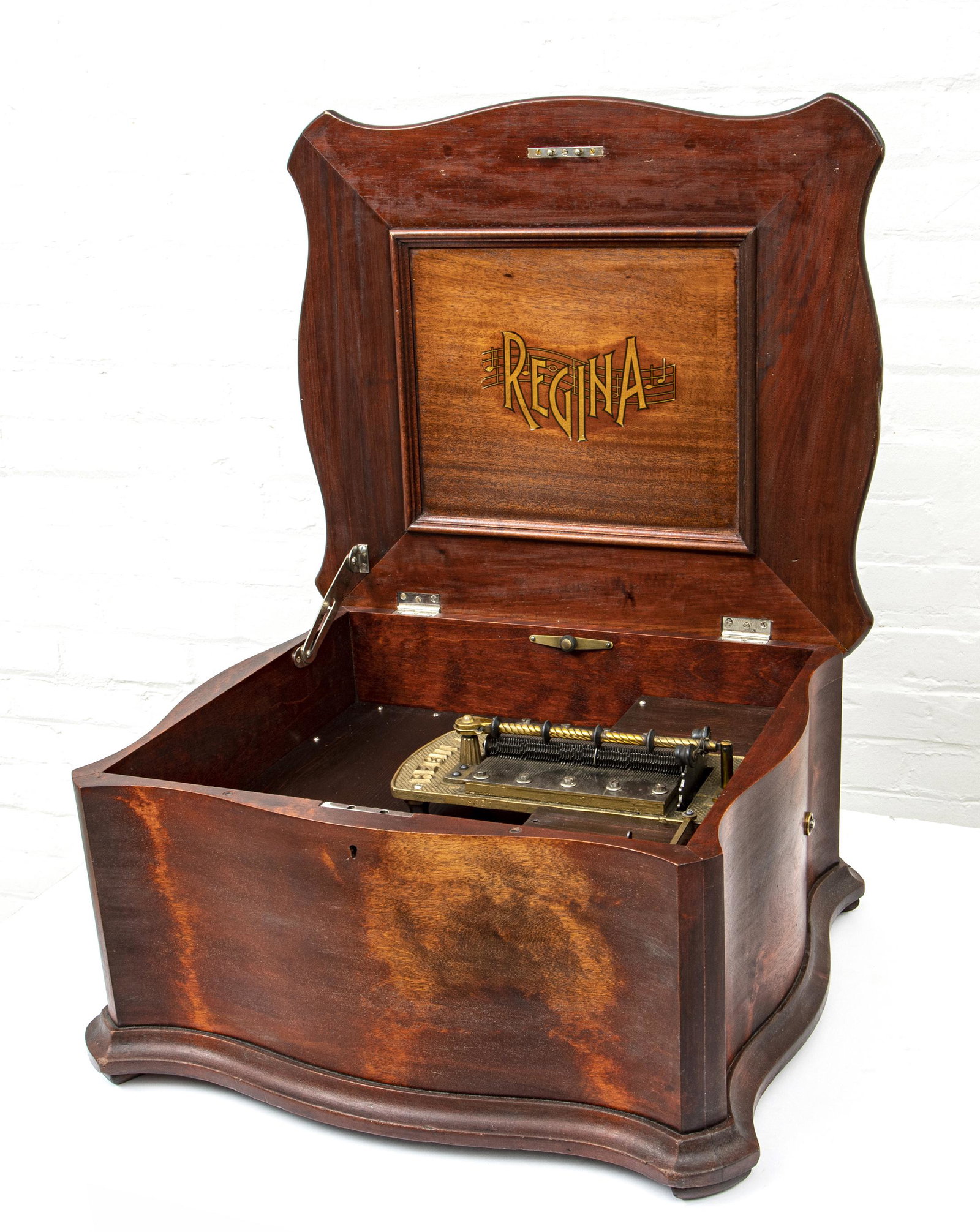 REGINA MAHOGANY DOUBLE COMB MUSIC BOX: REGINA MAHOGANY DOUBLE COMB MUSIC BOX, 1898, H 13", W 22", D 20" Table top music box. Double combs (6.2") to the interior with all points in good condition. Includes 9 discs.