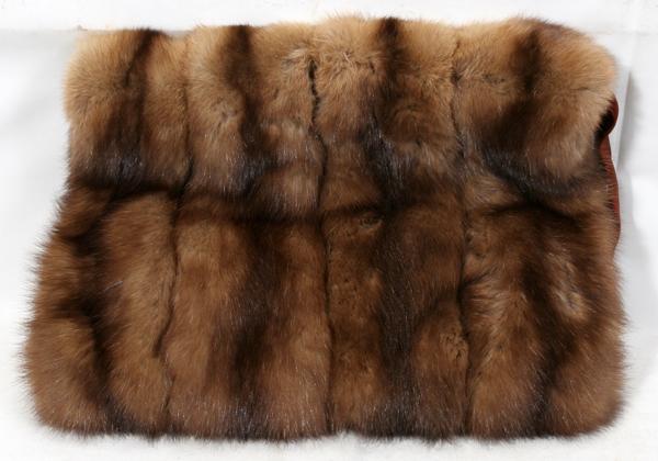 BROWN MINK MUFF, L 17": BROWN MINK MUFF, L 17":Has brownish/green tufted back with zipper, wine colored trim and silk draw string.