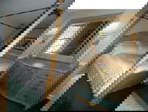 LEXINGTON "ATLANTIC" PINE AMERICAN BEDROOM SET: LEXINGTON "ATLANTIC" CARVED PINE AMERICAN BEDROOM SET, C. LATE 20TH C., 3 PIECES:The cased pieces all having bun feet. Set includes: 4 poster king size bed having reeded posts with leaf motif and gadr