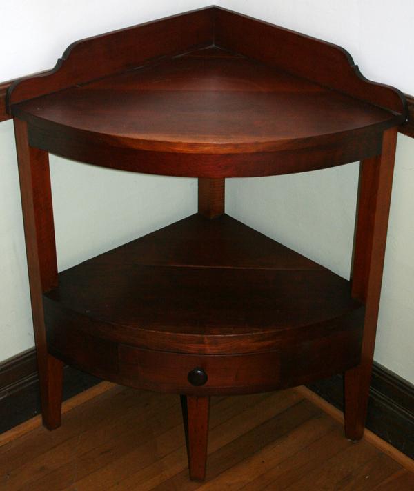 080140 AMERICAN ANTIQUE MAHOGANY CORNER TABLE, C1900,