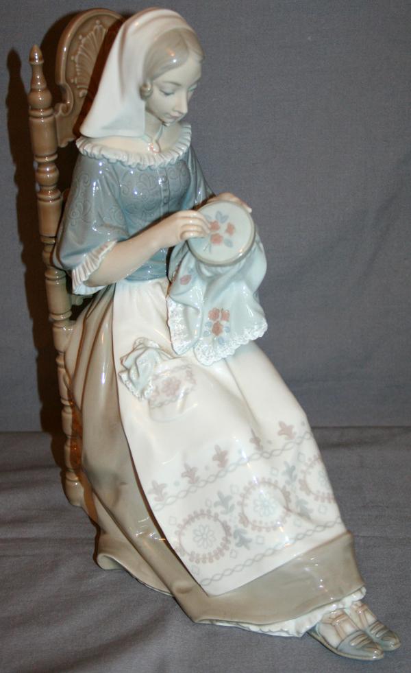080269: LLADRO PORCELAIN FIGURE OF A WOMAN SEWING,