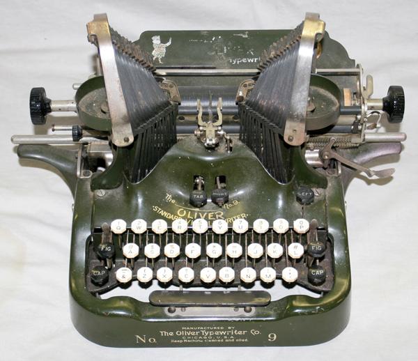 OLIVER TYPEWRITER CO. VINTAGE TYPEWRITER,: OLIVER TYPEWRITER CO. VINTAGE TYPEWRITER, CIRCA EARLY 1900'S:The No. 9 Oliver Standard Visible Writer.