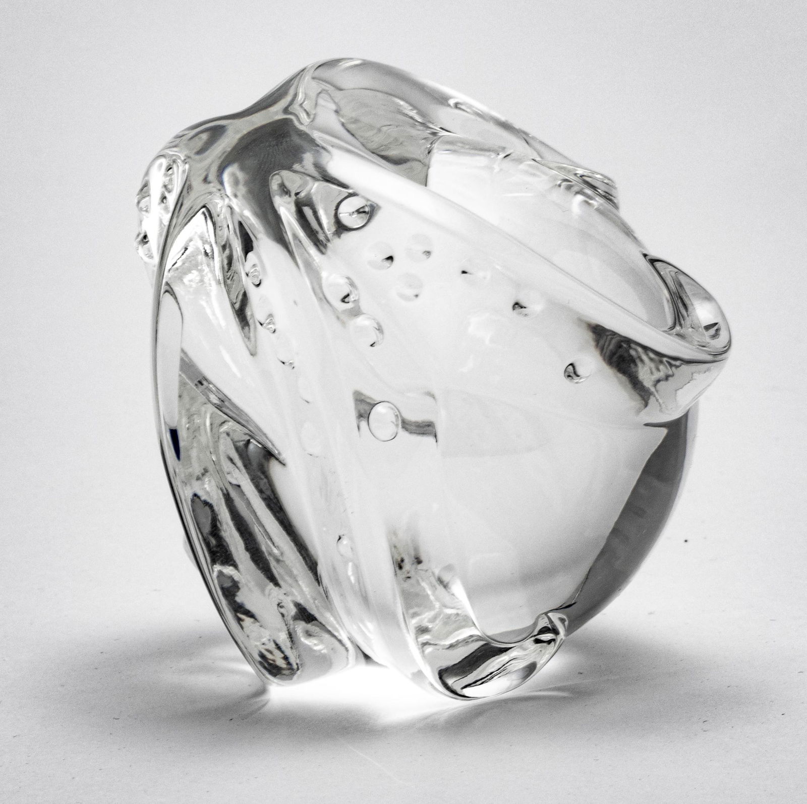 STEUBEN ART GLASS PAPERWEIGHT, D 3 1/4": STEUBEN ART GLASS PAPERWEIGHT, D 3 1/4" In the form of a starfish wrapped around a ball. Signed.