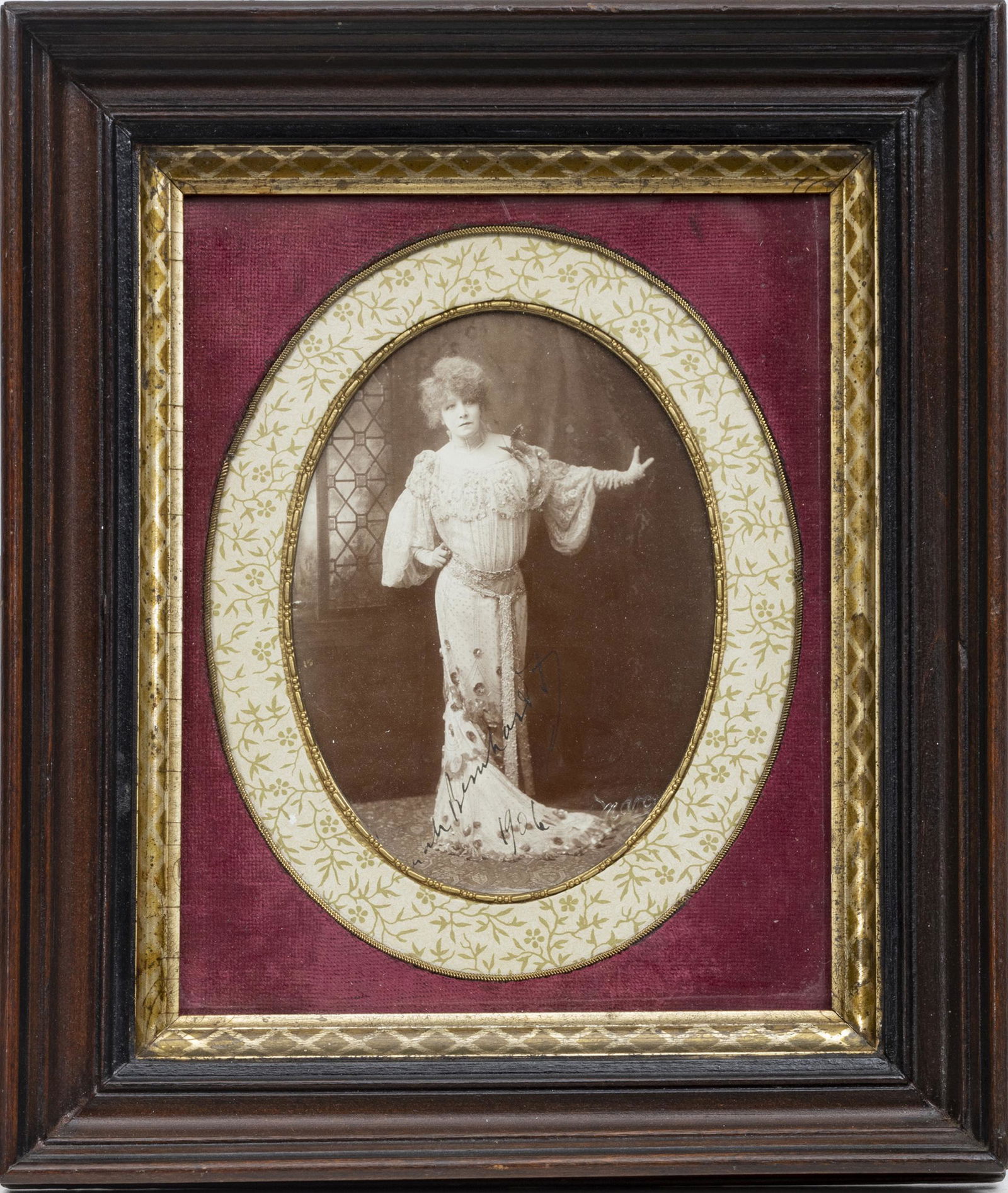 SARAH BERNHARDT AUTOGRAPHED PHOTO BY MARCEAU: SARAH BERNHARDT (1844 -23) AUTOGRAPHED PHOTO BY MARCEAU, BOSTON 1906 H 7" W 5" Marceau, Boston photographer, 160 Tremont Street, Boston, Mass. Autographed in 1906. Oval image 7" x 5". Period walnut fr