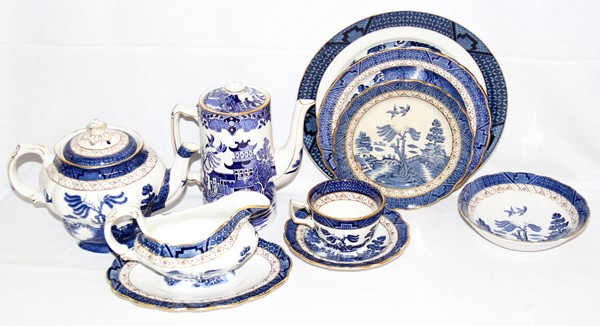 BOOTHS 'REAL OLD WILLOW' DINNER SERVICE, 70 : BOOTHS 'REAL OLD WILLOW' DINNER SERVICE, 70 PIECES, WITH ROYAL DOULTON & BURLEIGH WARE:An assembled service, BOOTHS includes 5 dinner plates, Dia.10 1/4", 4 luncheon plates, Dia.8 3/8", 8 salad plates