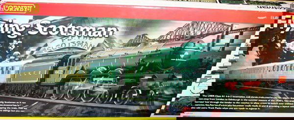 HORNBY 'FLYING SCOTSMAN' HO GAUGE TRAIN SET,: HORNBY 'FLYING SCOTSMAN' HO GAUGE TRAIN SET, LATE 20TH C, 25+ PCS.:having a LNER Class A1 4-6-2 steam locomotive and tender, two LNER composite coaches, one LNER brake composite coach, starter oval tr