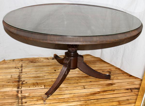 DUNCAN PHYFE STYLE MAHOGANY OVAL PEDESTAL TABLE: DUNCAN PHYFE STYLE MAHOGANY OVAL PEDESTAL TABLE, C. 1920'S, H 29", W 42", L 52":Having an oval top on a pedestal base which terminates on three splayed, fluted legs with brass feet; on casters. No lea