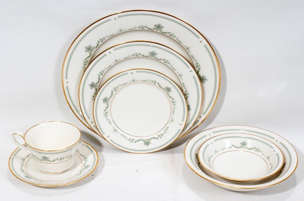 NORITAKE 'BLAKESLEY' PORCELAIN DINNER SERVICE: NORITAKE 'BLAKESLEY' PATTERN PORCELAIN DINNER SERVICE, 46 PIECES:Including 8 teacups; 8 saucers, Dia. 6"; 8 bread and butter plates, Dia. 6 3/8"; 8 salad plates, Dia. 8 3/8"; 8 dinner plates, Dia. 10 