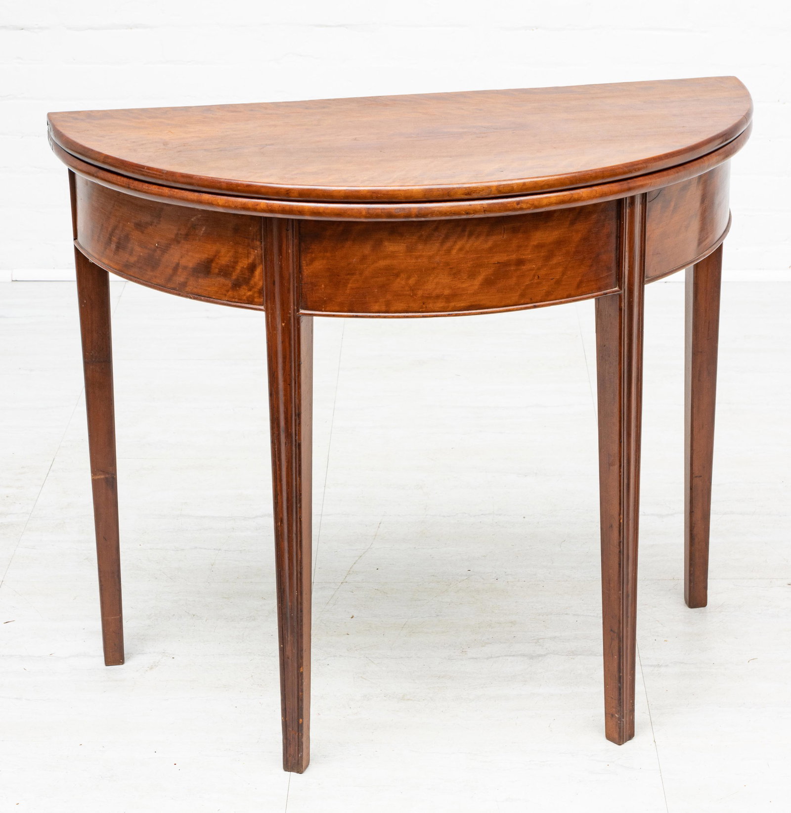 MAHOGANY HEOOLEWHITE STYLE CONSOLE TABLE, HALF ROUND,: MAHOGANY HEOOLEWHITE STYLE CONSOLE TABLE, HALF ROUND, OPENS TO ROUND Gate leg swings to support leaf when opened.