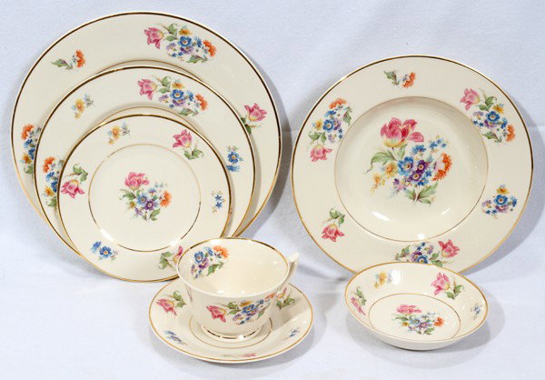 ABERDEEN PORCELAIN DINNER SERVICE, 64 PIECES: ABERDEEN PORCELAIN DINNER SERVICE, 64 PIECES:Including 8 dinner plates, dia 9 1/2"; 8 salad plates, dia 8"; 8 soup bowls, dia 9"; 8 cups & saucers; one gravy boat; one open vegetable; one covered vege