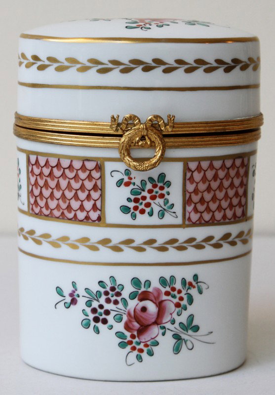 ATELIER LE TALLEC PORCELAIN BOX, H 5", W 3 1/4": ATELIER LE TALLEC PORCELAIN BOX, H 5", W 3 1/4": From the collection of Joseph and Norina Simon, Grosse Pointe Farms, Mi.