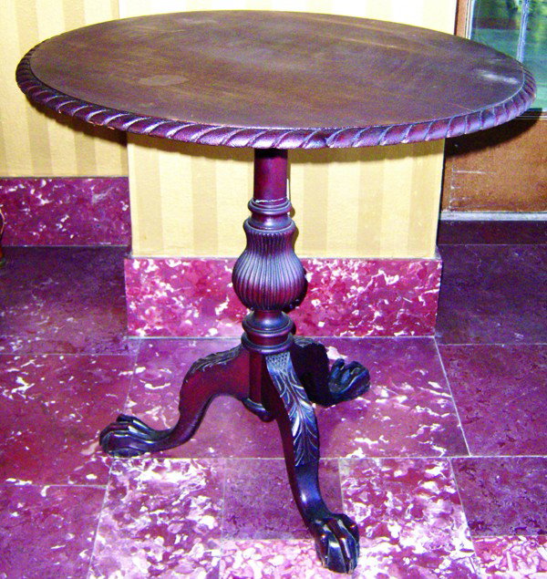 CHIPPENDALE STYLE MAHOGANY TILT-TOP TABLE H 29": CHIPPENDALE STYLE MAHOGANY TILT-TOP TABLE, EARLY 20TH C., H 29", DIA 30":Round top with gadrooned edge, on an urn-form standard with three legs ending in claw-and-ball feet.