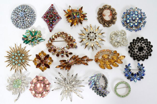 COSTUME JEWELRY: COLL OF BROOCHES, TWENTY: COSTUME JEWELRY: COLLECTION OF BROOCHES, TWENTY:Lovely collection of 20 brooches, of various shapes, sizes and materials. Makers include Coro, Danecraft, Boucher, Sherman and Avon.