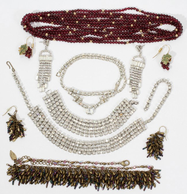 COSTUME NECKLACES, BRACELETS & EARRINGS, 13 : COSTUME NECKLACES, BRACELETS & EARRINGS, 13 PIECES:Rhinestone jewelry includes 1 necklace, L.14", 1 bracelet, L.6", 1 necklace, L.14", and a pair of earrings; together with 3 bead necklaces, L.34", a 
