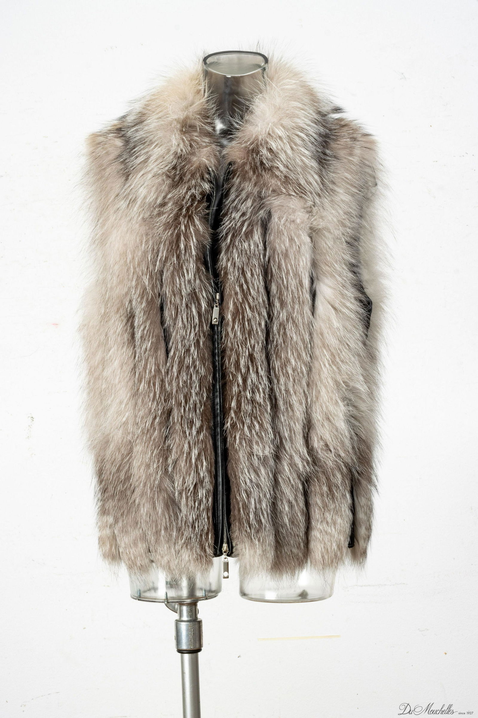 ESCADA BLUE FROST FOX FUR VEST, H 27", SIZE: 40: ESCADA BLUE FROST FOX FUR VEST, H 27", SIZE: 40 A women's Escada blue frost fox fur vest. Tag states inter specific hybrid 'vulpes x alopex' fur. Collar: 15", Waist: 18". Size: 40.