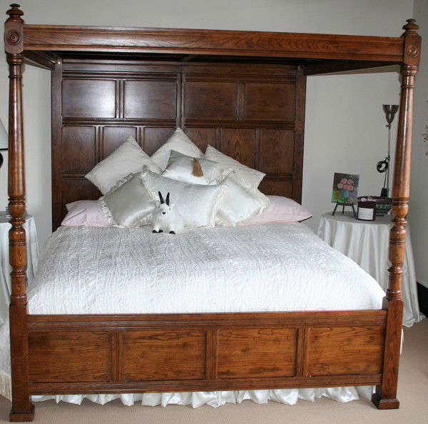 040066 OAK KING SIZE CANOPY BED, H 83", W 83", L 90"