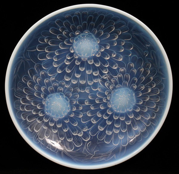 ART GLASS CENTERPIECE BOWL, H 3", DIA 13": ART GLASS CENTERPIECE BOWL, H 3", DIA 13":having a dandelion motif; Unmarked but possibly Sabino glass; three feet;