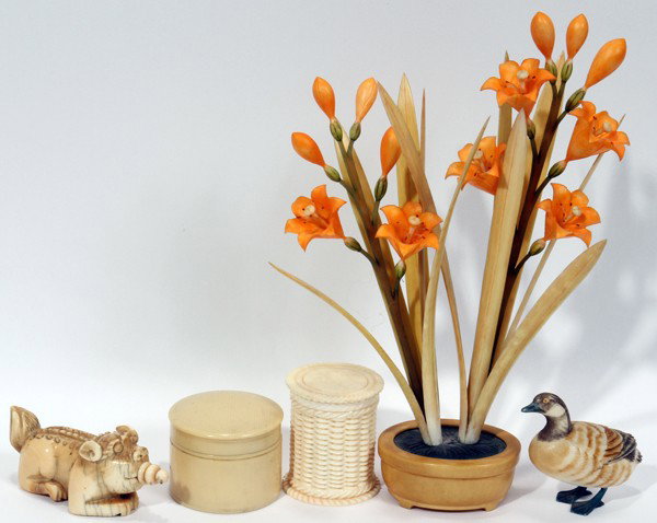 CARVED IVORY SNUFF BOTTLE, DUCK, BOXES, FLOWERS: CARVED IVORY SNUFF BOTTLE, DUCK, BOXES & FLOWERS, FIVE PIECES, H 1" - 7":Including 1 dog form snuff bottle, L. 2 1/2", 1 polychrome duck, 2 small round boxes (one contains two dice), H. 1 1/4" & 1 1/2