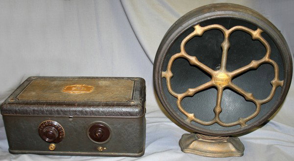 VINTAGE ATWATER KENT RADIO & TYPE 'E' SPEAKER: VINTAGE ATWATER KENT RADIO & TYPE 'E' SPEAKER:includes: radio with tubes, 7"H. x 15" W. x 10" D; one 'Type E' round speaker on pedestal, 18" H x 18" W.