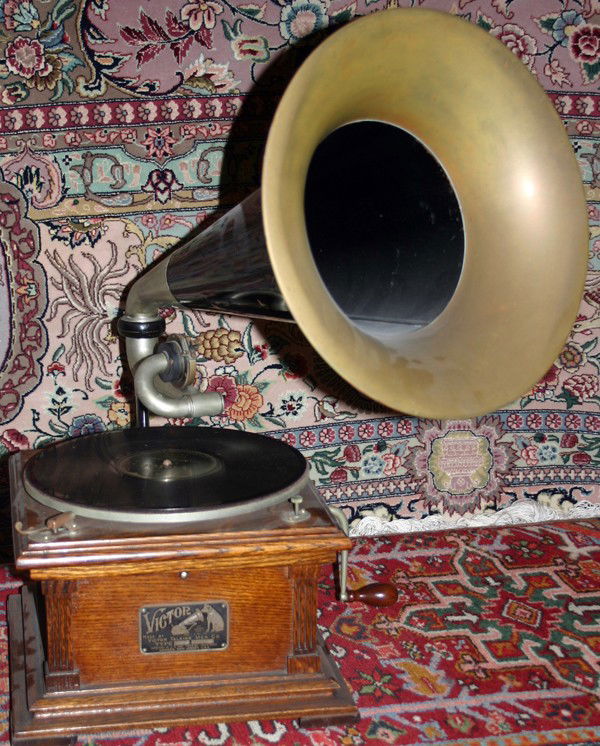 VICTOR TALKING MACHINE CO. RECORD PLAYER, C1920: VICTOR TALKING MACHINE CO. RECORD PLAYER, TYPE VICLI, C1920, H 24", W 12", D 23":having an oak case, brass and Towle external horn, serial #VICLI; dimensions are with horn attached.