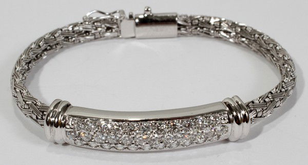 ROBERTO COIN 18KT WHITE GOLD BRACELET W/DIAMOND: ROBERTO COIN 18KT WHITE GOLD BRACELET WITH DIAMOND BAR:From the Collection of Bruce and Denise Wayne, Beverly Hills, Mi