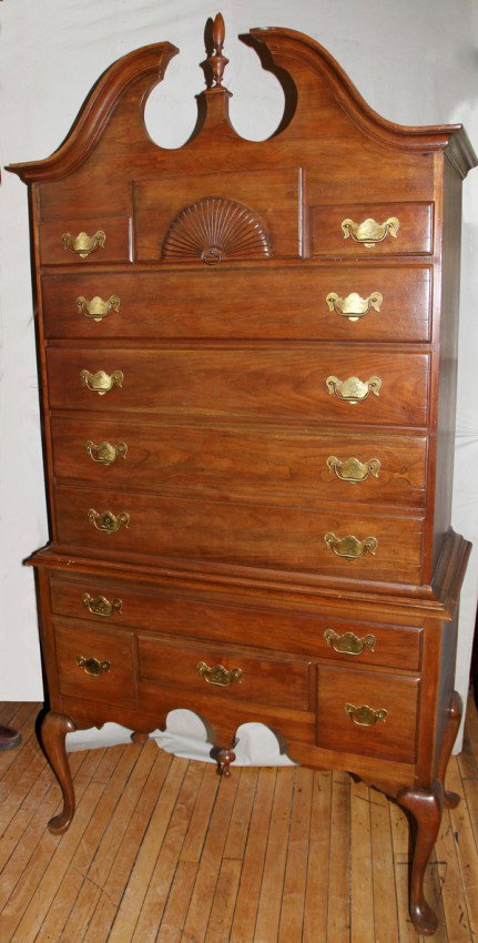 PENNSYLVANIA HOUSE MAHOGANY HIGHBOY, H 6' 10" : PENNSYLVANIA HOUSE QUEEN ANNE STYLE MAHOGANY HIGHBOY, H 6' 10" X 3' 6" X 20":Upper section having 4 long drawers and 3 small upper drawers (center drawer with carved fan motif). Lower section having 1