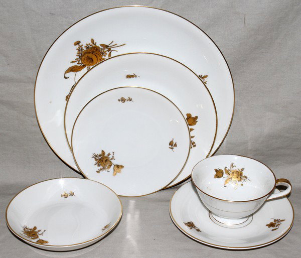 HEINRICH & CO PORCELAIN DINNER SERVICE, 83 PCS: HEINRICH & CO PORCELAIN DINNER SERVICE, EIGHTY-THREE PIECES:Marked "Made for J L Hudson Company" and includes a complete service for ten comprised of dinner plates Dia 10", salad plates Dia 7 3/4", br