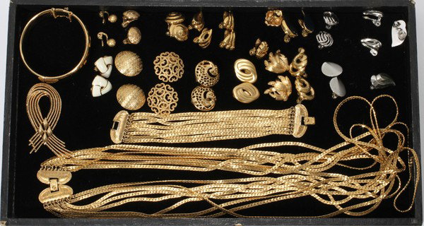 MONET COSTUME JEWELRY, 40 PIECES: MONET COSTUME JEWELRY, 40 PIECES:includes: necklace, two bracelets, earrings and brooch;