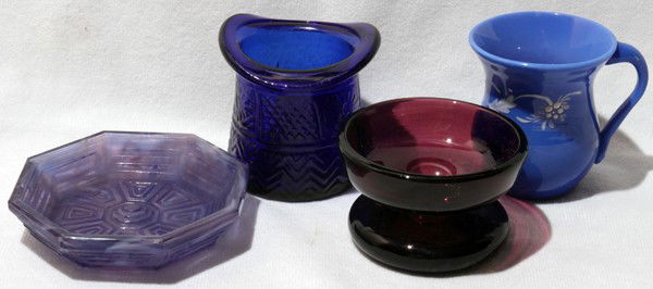 ANTIQUE GLASS GROUPING, EARLY-MID 19TH C.,: ANTIQUE GLASS GROUPING, EARLY-MID 19TH C., FOUR PIECES, INCLUDING BOSTON & SANDWICH:Including 1 Boston & Sandwich sapphire glass hat-form toothpick holder, sunburst alternating with diamond quilting,