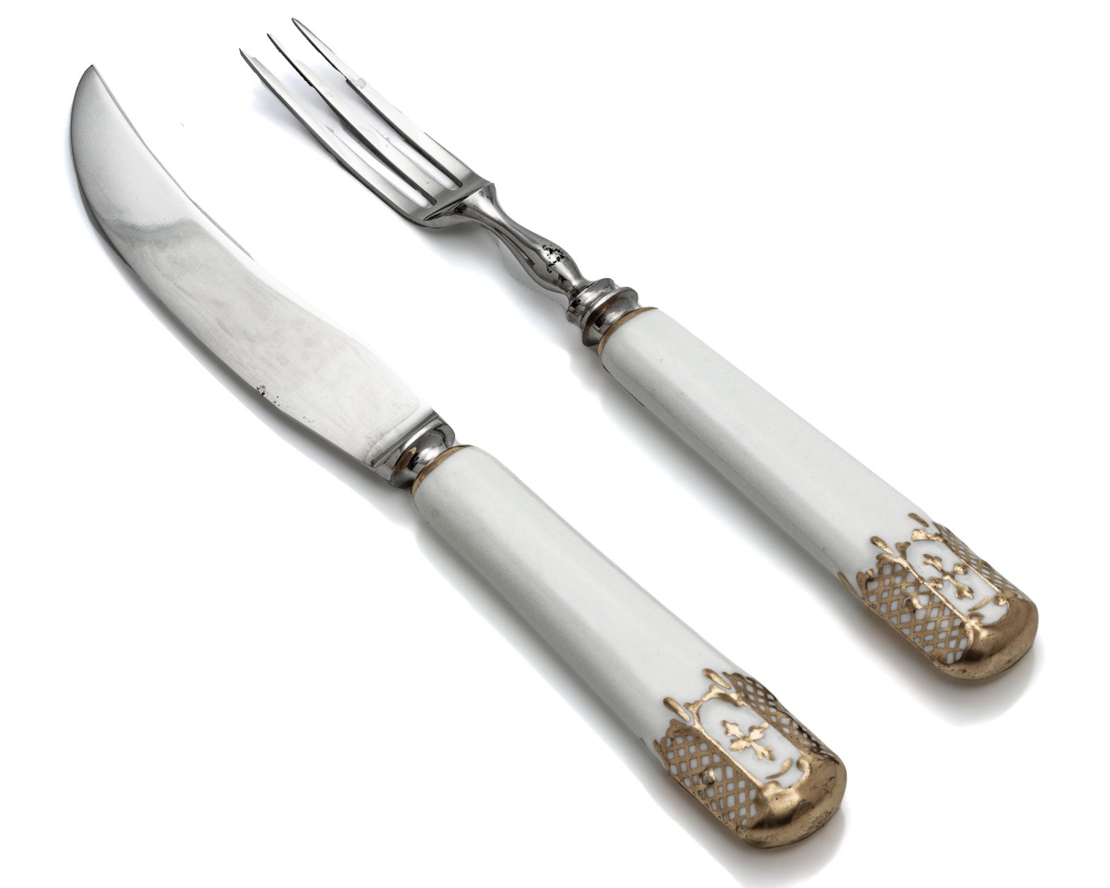 ROYAL CROWN DERBY PORCELAIN HANDLE KNIVES & FORKS, 24 PCS. L 7": ROYAL CROWN DERBY PORCELAIN HANDLE KNIVES & FORKS, 24 PCS. L 7" 12 forks, 12 knives in two boxes. White and gold. Special set.
