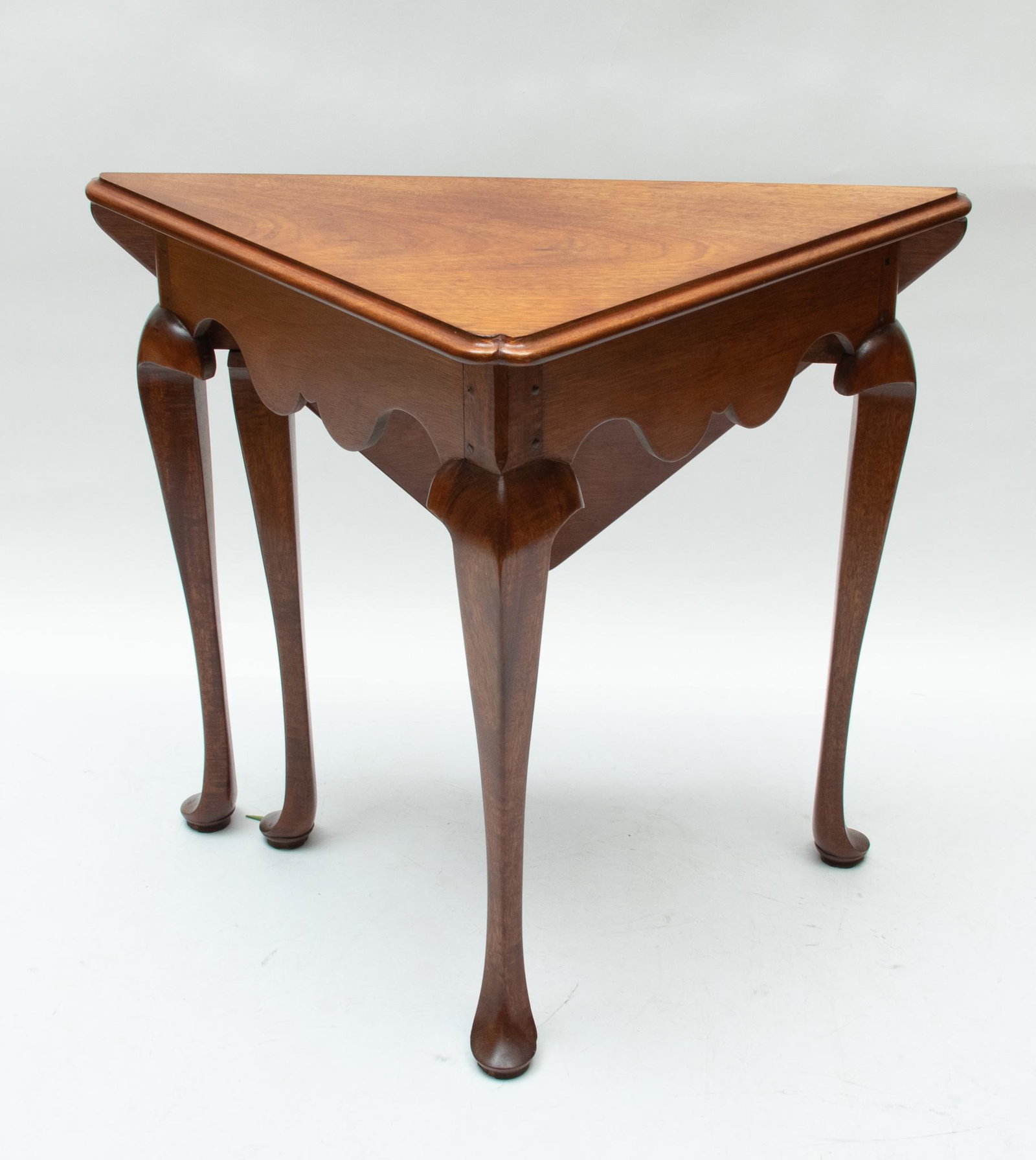 QUEEN ANN STYLE CARVED MAHOGANY HANDKERCHIEF / FLIP TOP TABLE: QUEEN ANN STYLE CARVED MAHOGANY HANDKERCHIEF / FLIP TOP TABLE 20th C