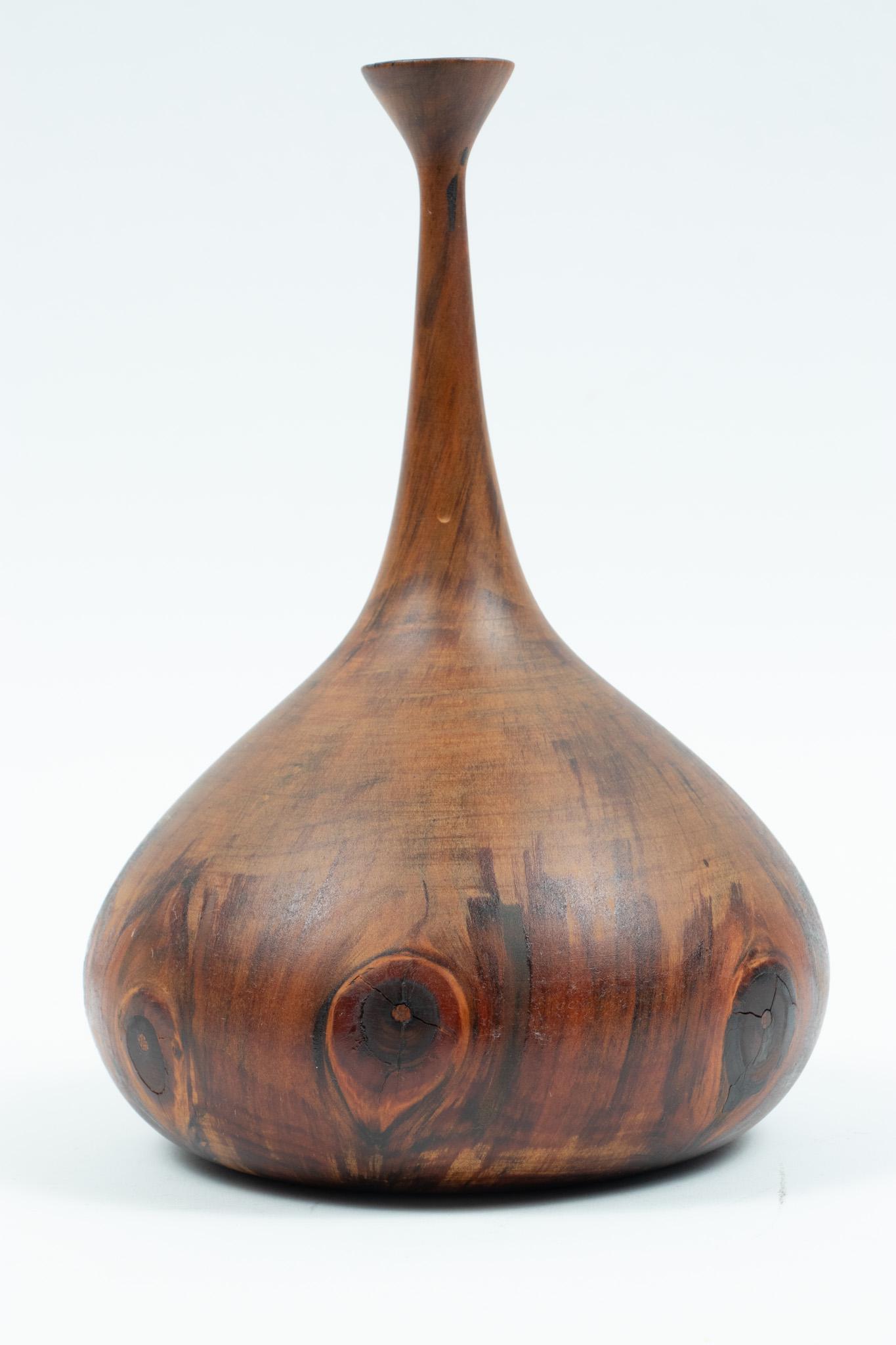 RON KENT (AMERICAN, B. 1931) NORFOLK PINE VESSEL, H 9", DIA 6": RON KENT (AMERICAN, B. 1931) NORFOLK PINE VESSEL, H 9", DIA 6" A modern turned Norfolk pine vessel by Hawaiian-based artist, Ron Kent. Offers an elegant tapered neck on a spherical bodice. Artist's si