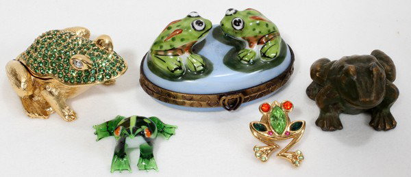 PILL BOXES, INCLUDING SWAROVSKI & LIMOGES, : PILL BOXES, INCLUDING SWAROVSKI & LIMOGES, FIVE:Lot includes one green glass frog marked 'Made in China'; one Limoges pill box with two frogs; one gold frog with green stones which opens and reads 'Es