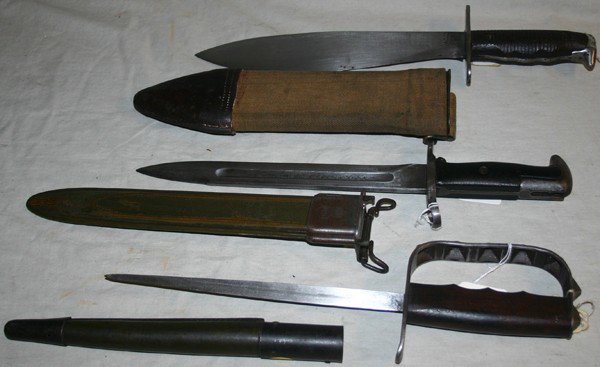 U.S. ARMY KNIVES AND BAYONET, WWI & WWII, 3 PCS: U.S. ARMY KNIVES AND BAYONET, WWI & WWII, 3 PCS., L 9" - 10":includes a 1917 WWI U.S. Army "Knuckle Duster" trench knife, 9" three-sided blade; stamped U.S. LF & C. 1917 on guard; round and tapered le