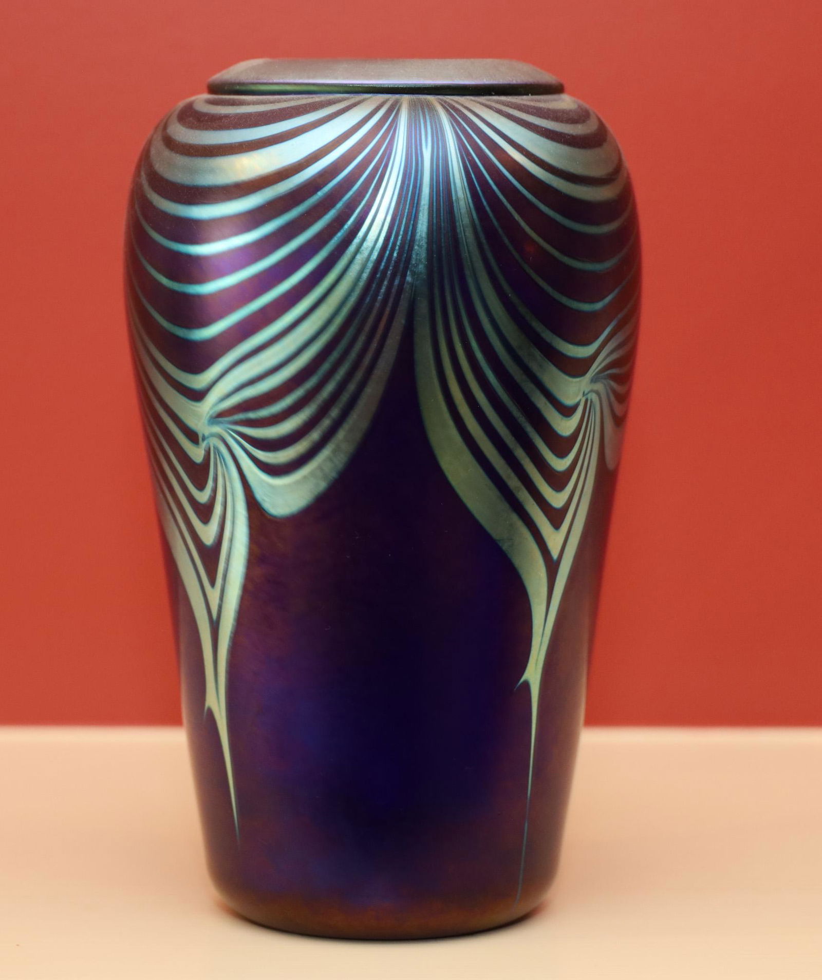 AMERICAN ART GLASS VASE, H 8.5", DIA 5" (1 of 3)