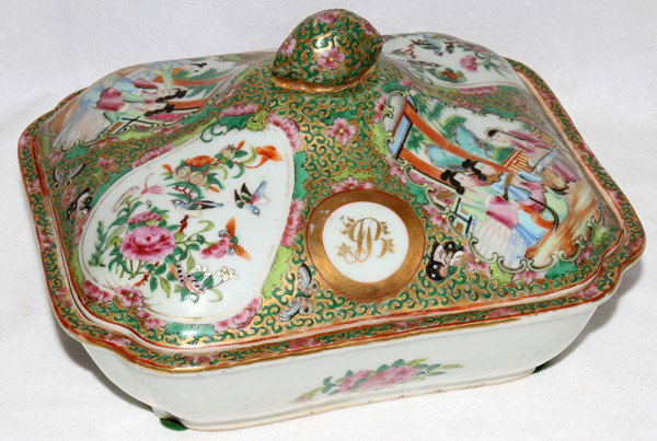 CHINESE ROSE MEDALLION PORCELAIN COVERED DISH: CHINESE ROSE MEDALLION PORCELAIN COVERED ENTRÉE DISH, 19TH C., L 9 1/2":Rectangular shape with removable cover, cursive gilt monogram "JB" at the cover and the interior, hand-decorated with reserve p