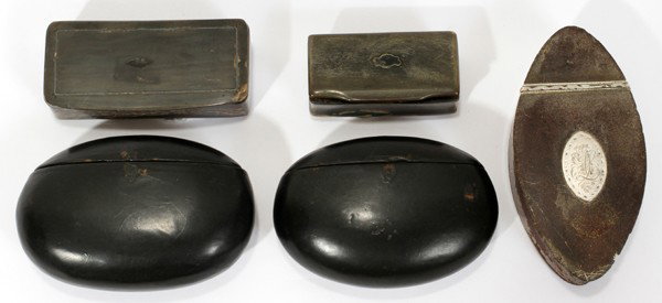 HORN & LACQUER SNUFF BOXES, EARLY-MID 19TH C.: HORN & LACQUER SNUFF BOXES, EARLY-MID 19TH C., FIVE, L 2"-3 5/8":Including 2 rectangular horn snuff boxes with hinged lids; 2 oval-form lacquer boxes with hinged lids; and 1 lozenge-form box with silv