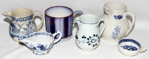 ENGLISH PORCELAIN CREAM PITCHERS, MUG & SALT: ENGLISH PORCELAIN CREAM PITCHERS (4), FLOW BLUE MUG & OPEN SALT, LATE 18TH-MID 19TH C., H 2"-3 3/4":Including 4 cream pitchers, one of which by Worcester, 18th century as well as 1 flow blue mug with
