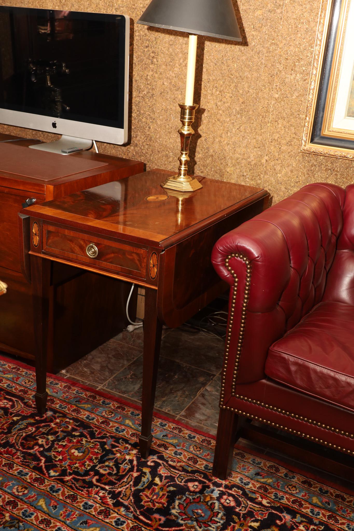 Hekman Mahogany Pair of Drop Leaf Pembroke Tables, H 27’’ W 19’’ L 29’: Hekman Mahogany Pair Of Drop Leaf Pembroke Tables, H 27'' W 19'' L 29'' Federal style. Drawer in frieze. Satinwood inlay. Property of a prominent Central Avenue, Bay City, MI collector.