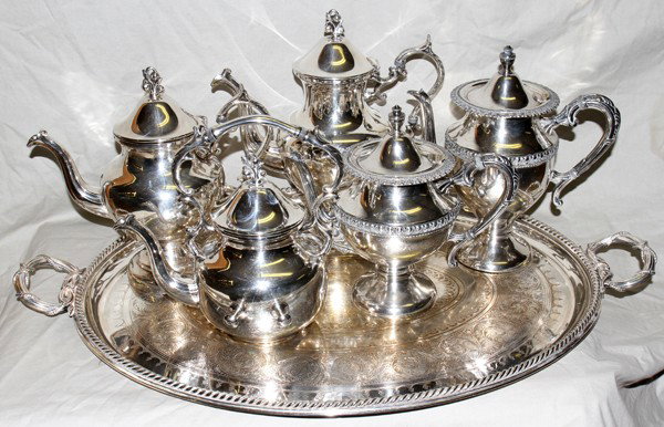 SILVER PLATE COFFEE & TEAPOTS, & ELKINGTON TRAY: SILVER PLATE COFFEE & TEAPOTS, & ELKINGTON TRAY, SIX PIECES:Including a matching coffee pot and teapot, along with a second group of matching pieces including: one coffee pot, teapot and water kettle 