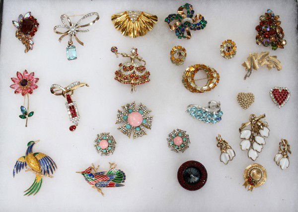 VINTAGE DESIGNER BROOCHES, LOT OF 18: VINTAGE DESIGNER BROOCHES, LOT OF 18:Eighteen brooches: five by Trifari, one Hobe, four by Weiss, two by Ciner, two by Mazer, one Coro, one Kramer with matching earrings, one Haskell with matching ear