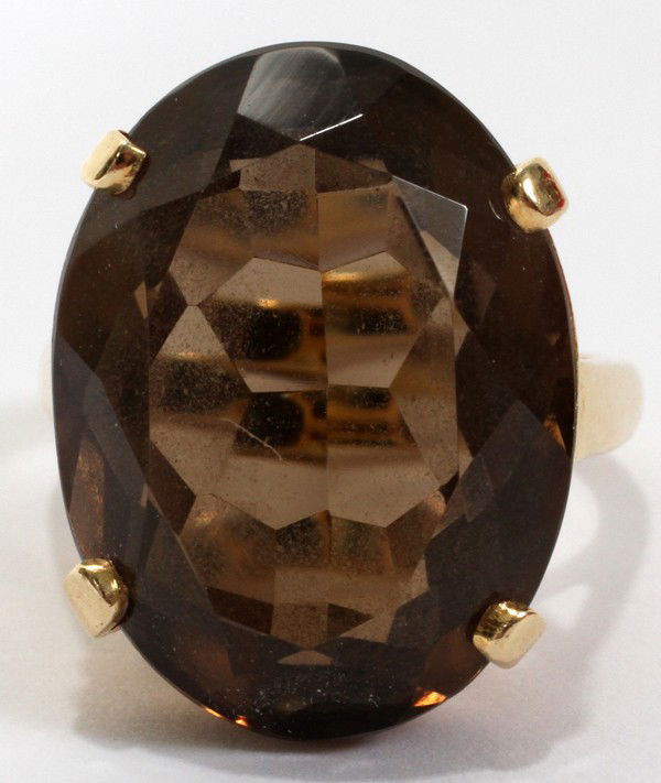 14KT YELLOW GOLD & TOPAZ RING: 14KT YELLOW GOLD & TOPAZ RING:14 kt yellow gold. Oval faceted topaz. From the Estate of Gloria Vuici - Smith, Grosse Pointe, Mi.