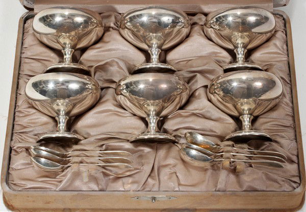 WALLACE SILVERSMITHS STERLING SHERBET/SPOON SET: WALLACE SILVERSMITHS STERLING SILVER SHERBET AND SPOON SET, 12 PCS., H 3", DIA 3":R. Wallace & Sons silver mark on undersides of sherbets and spoons, fitted satin case,4" H. x 13" W. x 10" D; includes