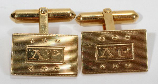 14KT YELLOW GOLD CUFF LINKS, PAIR: 14KT YELLOW GOLD CUFF LINKS, PAIR:Engraved "JV". Totaling approximately 9.9 grams. From the Estate of Gloria Vuici - Smith, Grosse Pointe, Mi.