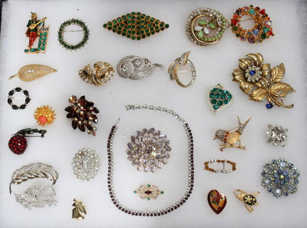 VINTAGE BROOCHES (21): VINTAGE BROOCHES (21):assorted vintage brooches. From the Estate of Gloria Vuici - Smith, Grosse Pointe, Mi.
