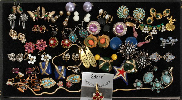 COSTUME JEWELRY LOT, INCLUDES WEISS: COSTUME JEWELRY LOT, INCLUDES WEISS:Mostly earrings. Trifari brooch. Trifari earrings. Weiss earrings. Trifari chain. Designer brooch. Swarovski enhancer. From the Estate of Gloria Vuici - Smith, Gros